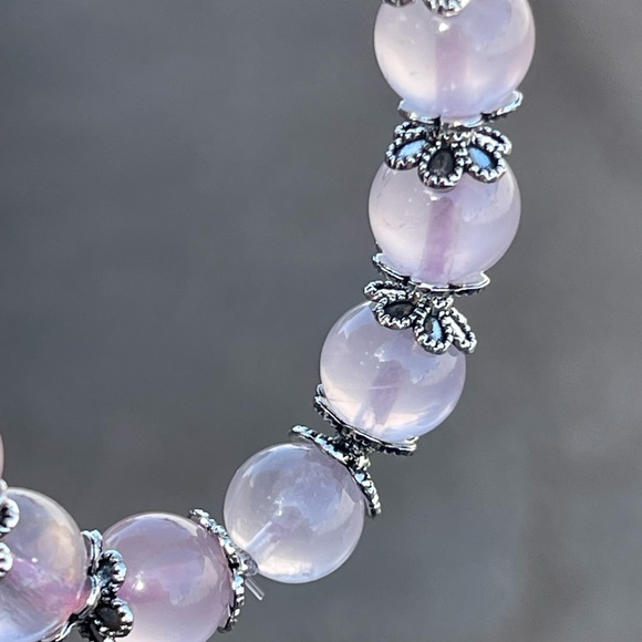 Mozambique Rose Quartz Stretchy Bracelet with Pressed Seashells Flower Charm - Picture 4 of 8